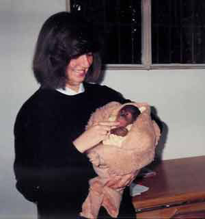 foto di Alessandra Taglioni, studentessa di Scienze Biologiche, con il piccolo Orango Martino